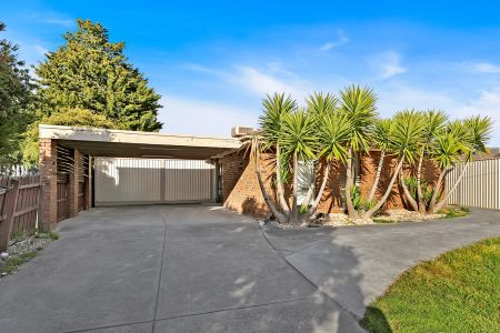 Beautiful Family Home with Pool & Studio in a Quiet Craigieburn Location - Photo 3