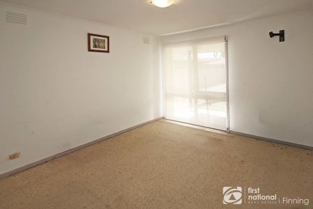Comfort & Convenience in the Heart of Cranbourne - Photo 2