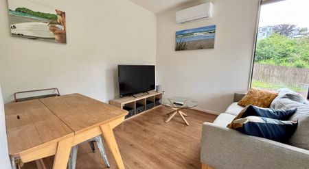 Modern, Fully Furnished Home - Light, Stylish & Easy Living - Photo 3