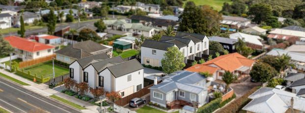 77 Matipo Road, Te Atatu Peninsula - Photo 1
