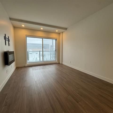 285 Boul. Hymus - Photo 1