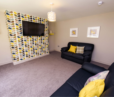 Large en-suite room in friendly, central house share - Photo 1