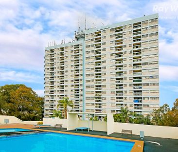 PANORAMIC SKYLINE VIEWS FROM BRIGHT APARTMENT - Photo 6