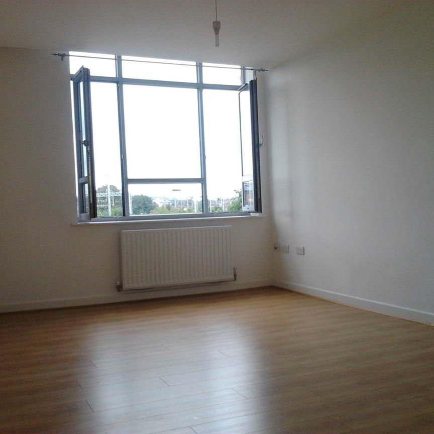1 Bed Flat, Point Red, LU2 - Photo 1