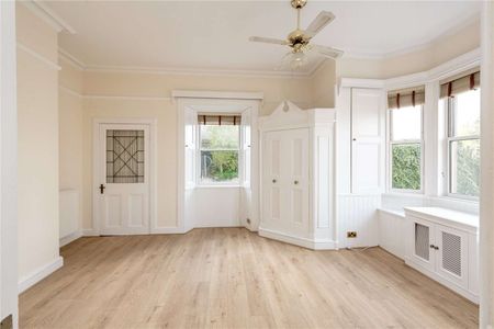 A beautiful three bedroom detached family home, available on an unfurnished basis, located in popular Craiglockhart area of Edinburgh - Photo 2