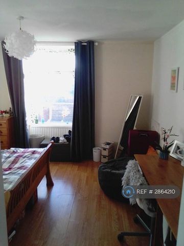 3 bedroom flat to rent - Photo 4