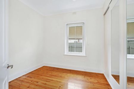 Low maintenance cottage close to cbd - Photo 3