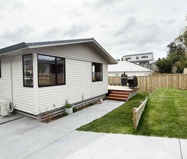 Central Taupō living with modern style - Photo 2