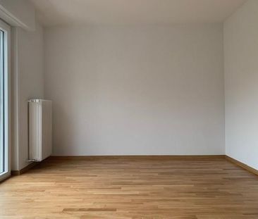 Appartement de 2.5 pièces partiellement rénové au rez-de-chaussée - Foto 2