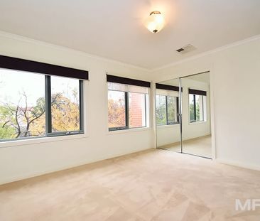 Immaculate family home in the heart of port Melbourne - Photo 4