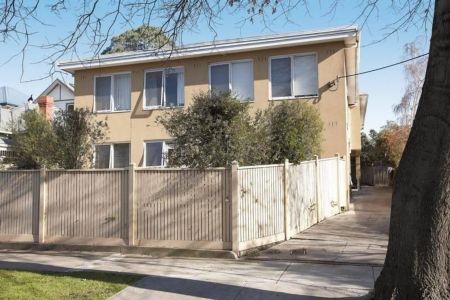 Convenient Ground Floor Two Bedroom Apartment - Photo 4