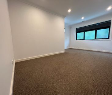 Large 2 Bedroom Townhouse - Photo 4