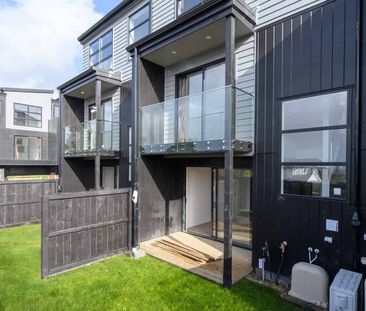 Stylish living in Massey! - Photo 2