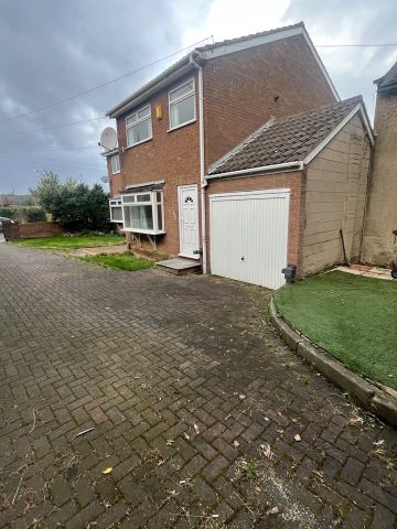 3 Bed Detached House, Middleton Road, LS10 - Photo 2