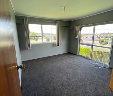 Large home in Ranui - Photo 3