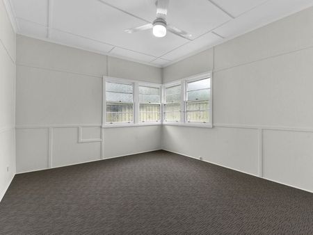 LARGE 3 BEDROOM HOUSE IN ENOGGERA !! Brand new Bathroom! - Photo 3