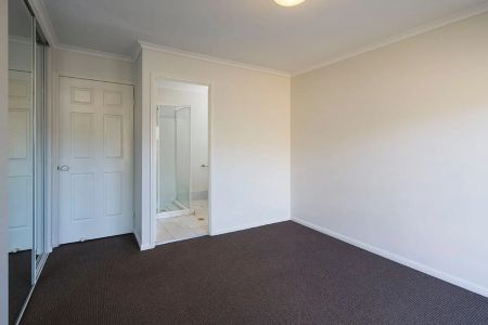 Spacious 3-Bedroom Villa in Quiet Carindale Village with Pool Access - Photo 5