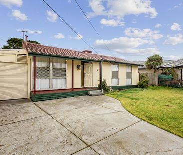 Spacious Family Home with Bonus Granny Flat in a Prime Location! - Photo 3