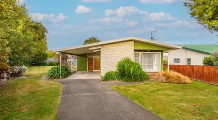 Three bedroom Family Home - Photo 3