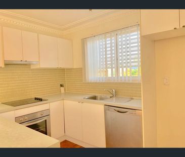 4/27 Salstone Street, Kangaroo Point, Qld 4169 - Photo 5