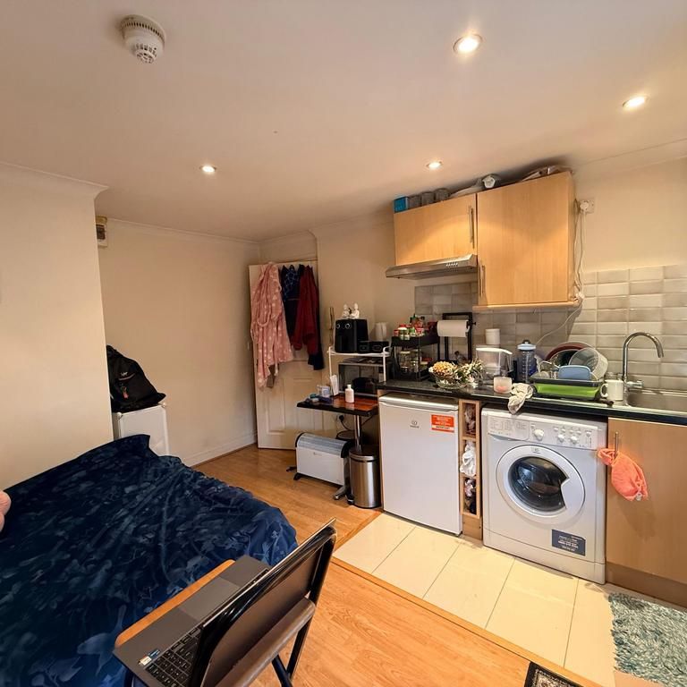 1 bedroom in a house share to rent - Photo 1