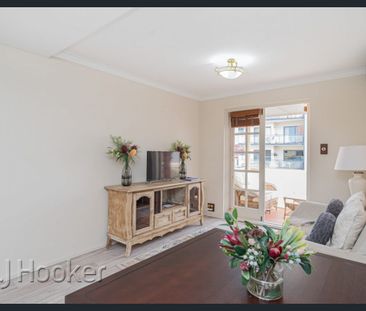 Top Floor Apartment - Photo 3