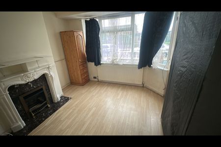 2 Bed Terraced House, Huxley Drive, RM6 - Photo 5