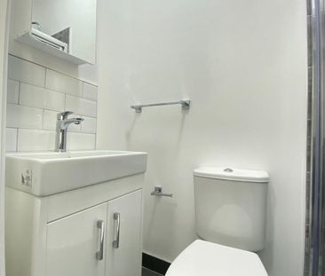 Studio Flat, Wood Lane, W12 - Photo 5