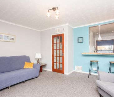 2 bedroom end of terrace house to rent - Photo 2