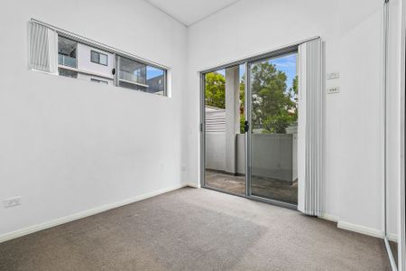 Centrally Positioned, Expansive And Modern, Executive Style, Sun-Kissed And Private Two Bedroom, Two Bathroom Courtyard Oasis, Moments To All Amenitie - Photo 5