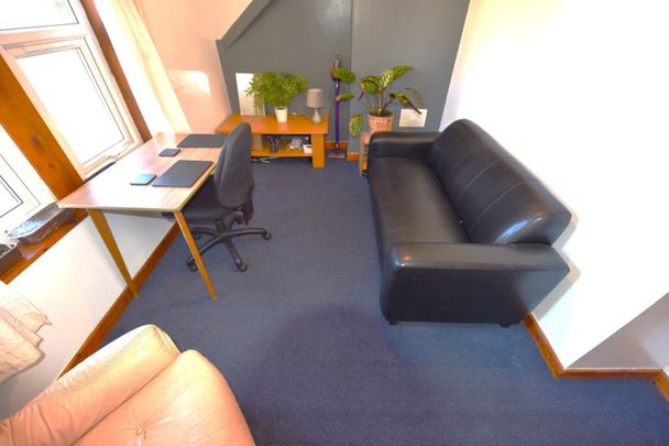 2 bedroom Flat in Flat C, Leeds - Photo 1