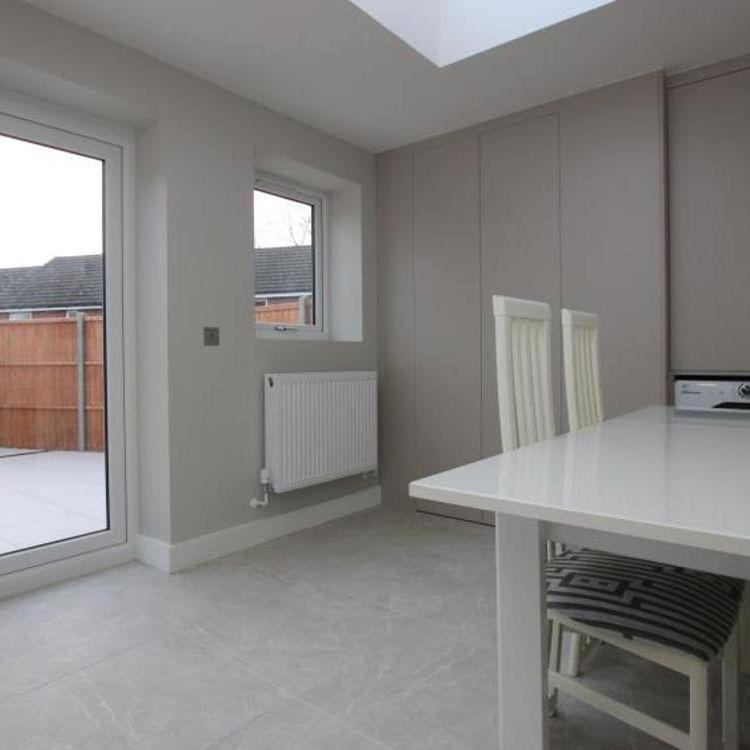 *** STUDENT HOUSE *** An immaculate terraced property which has been recently renovated, top to bottom. Offered to students on a furnished basis, available in July. Bills not included. - Photo 1