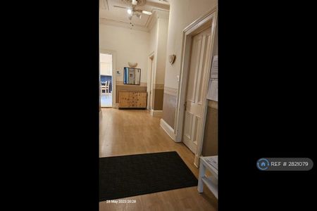 4 bedroom flat to rent - Photo 3