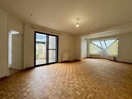 Gelijkvloers appartement met 1 slaapkamer, terras en garagebox - Photo 2