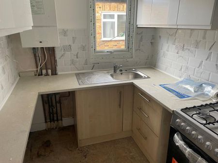 3 bedroom flat to rent - Photo 4