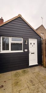 QUEENSWAY, BLETCHLEY - 1 BEDROOM - Photo 4