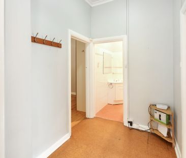 Bright, Friendly & Modern Three Bedroom Home in a Sought-After Loca... - Photo 2