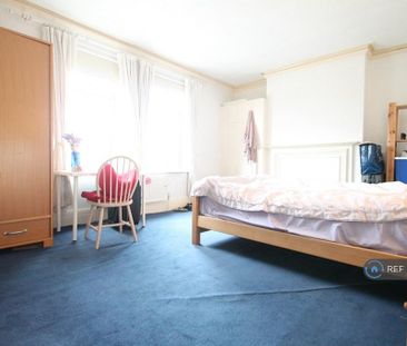 1 bedroom in a flat share to rent - Photo 3