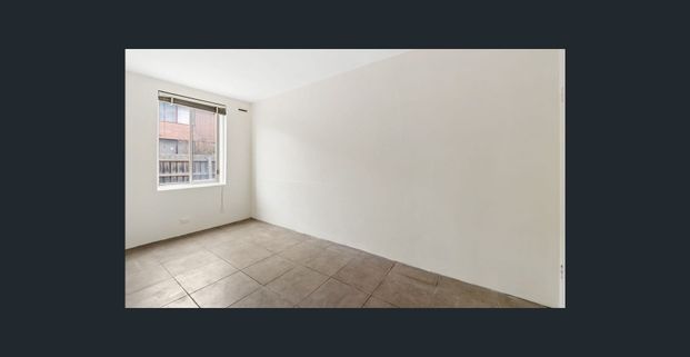 Two bedroom ground floor unit! - Photo 1