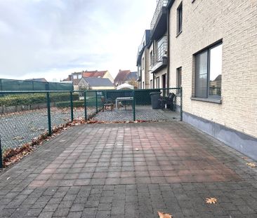 LICHTRIJK GELIJKVLOERS APPARTEMENT MET 2 SLAAPKAMERS EN RUIM TERRAS - Photo 1