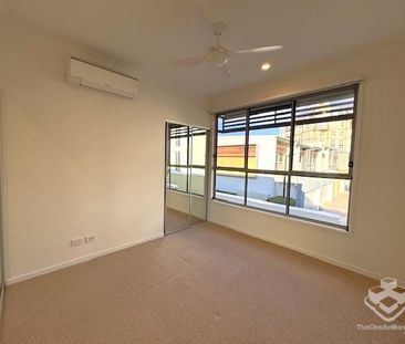 Fantastic Three-Bedroom Townhouse in Emerald Lakes - Photo 4