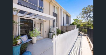 Modern townhome living with fresh upgrades - Photo 4