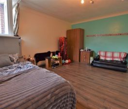 5 bedroom Flat in Bankfield Road, Leeds - Photo 6