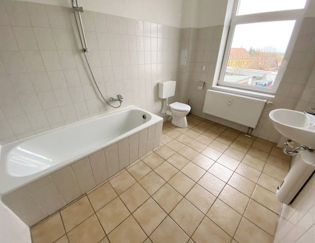Helle Dachgeschosswohnung mit Tageslichtbad, Badewanne und Innenhofnutzung unweit der Elbwiesen - Photo 1