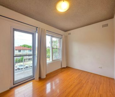 CONVENIENTLY LOCATED TWO-BEDROOM UNIT WITH SUNNY ASPECT - Photo 1