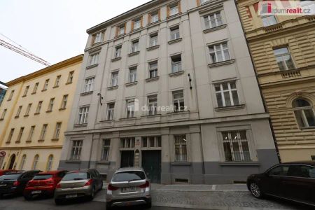 Nádherný stylový byt 1+1 v centru Prahy s vestavěným patrem na spaní a geniem loci - Photo 3