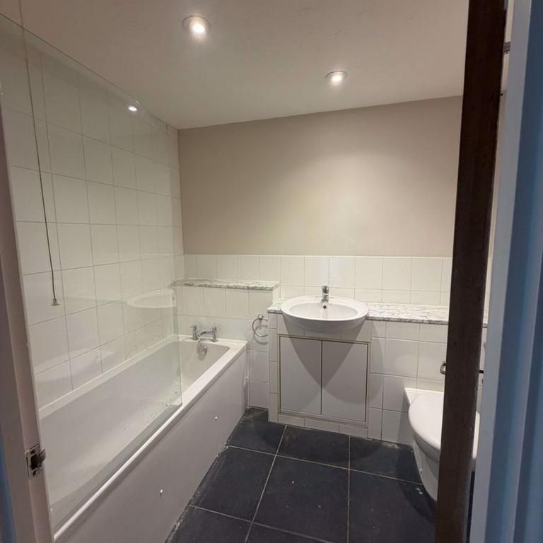 4 bedroom end of terrace house to rent - Photo 1