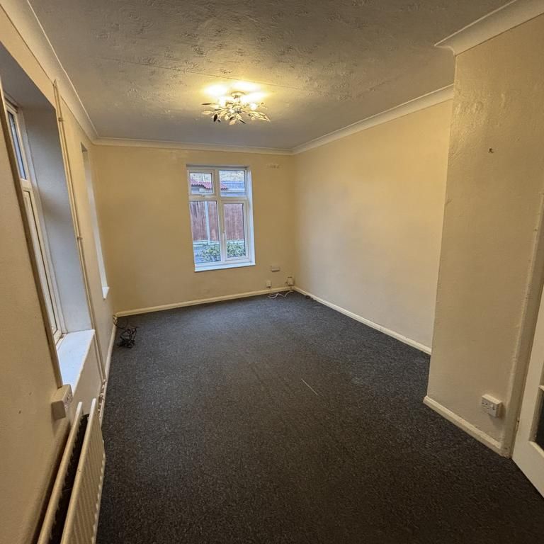 2 bedroom end of terrace house to rent - Photo 1