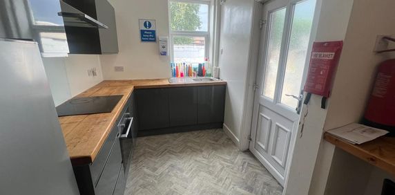 1 bedroom in a house share to rent - Photo 2