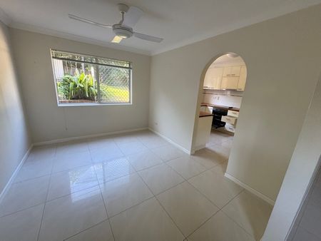 Aspley house 4 Bedroom big yard all aircons available now - Photo 2